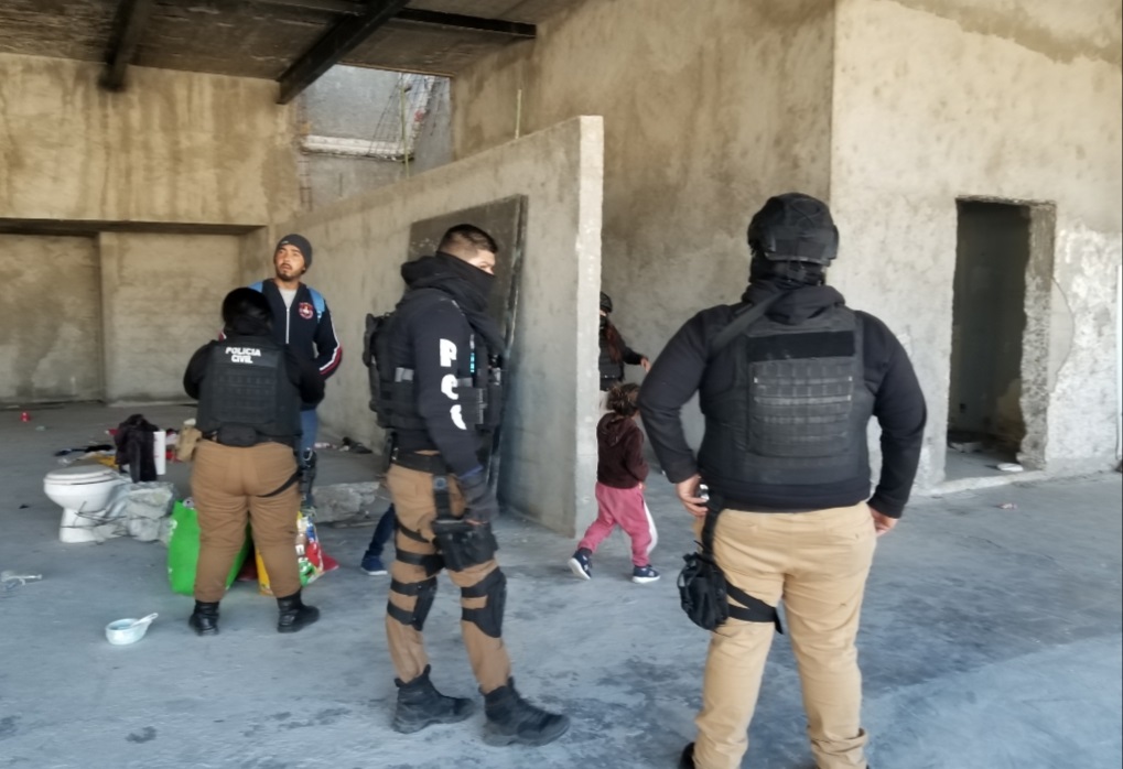PCC e INM desalojan a migrantes de edificio en la zona Centro