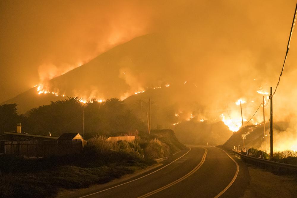 Incendio provoca evacuaciones y el cierre de importante autopista en California