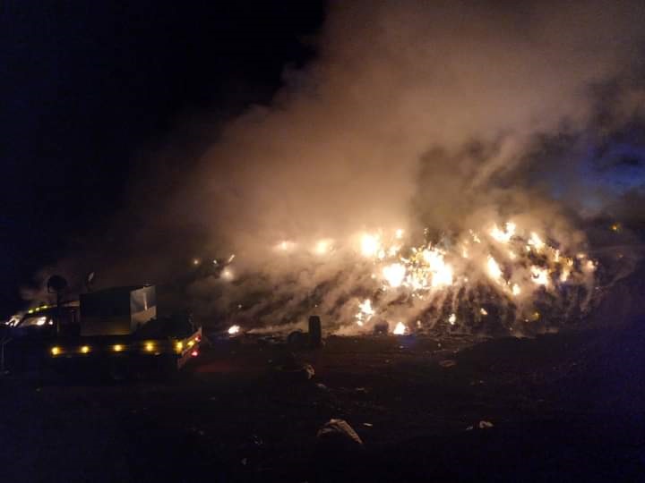 Bomberos Nueva Rosita sofoca incendio en basurero
