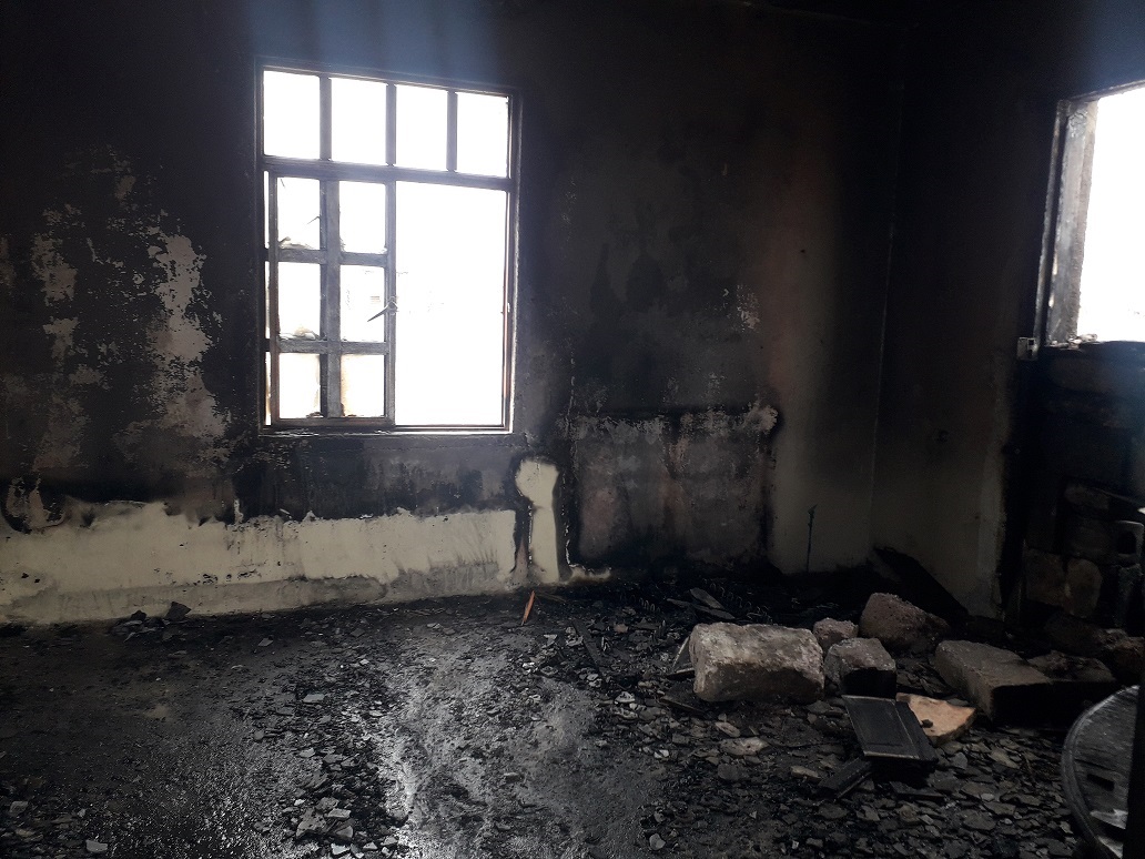 Desquiciado sujeto prende fuego a su casa después de discutir con su novia