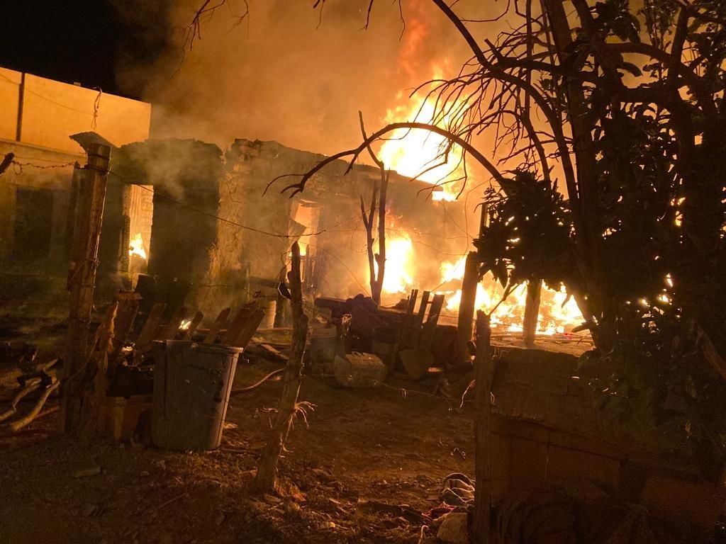 Fuego consume humilde vivienda en la colonia Mina Siete