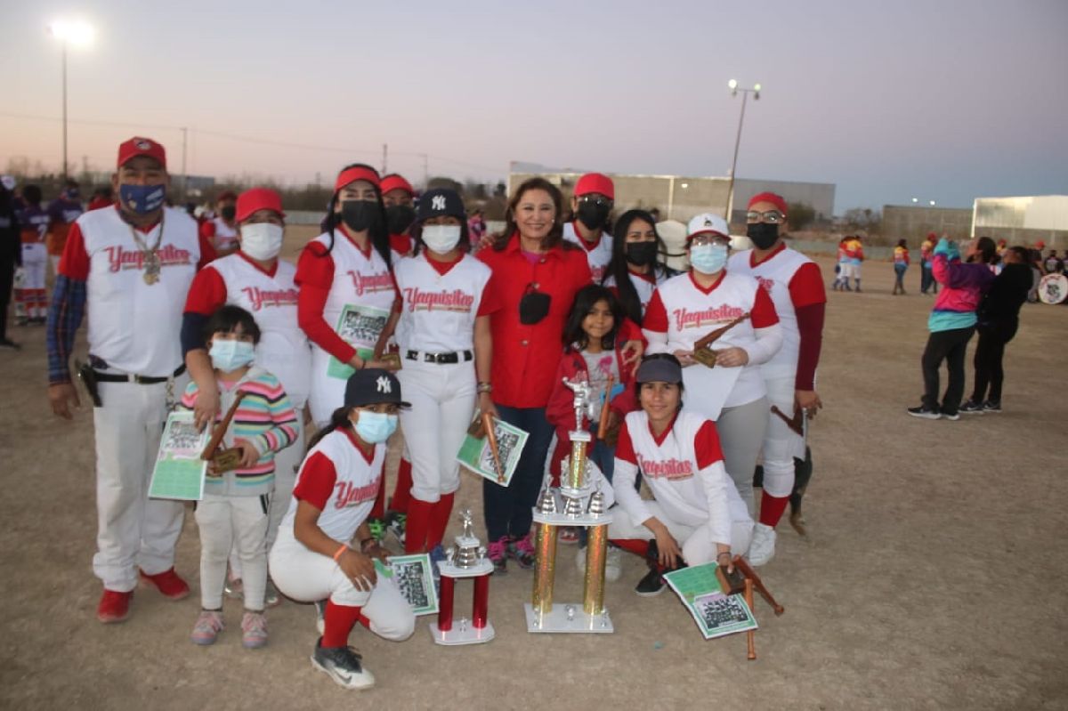 Arranca alcaldesa de Sabinas liga de softbol femenil municipal