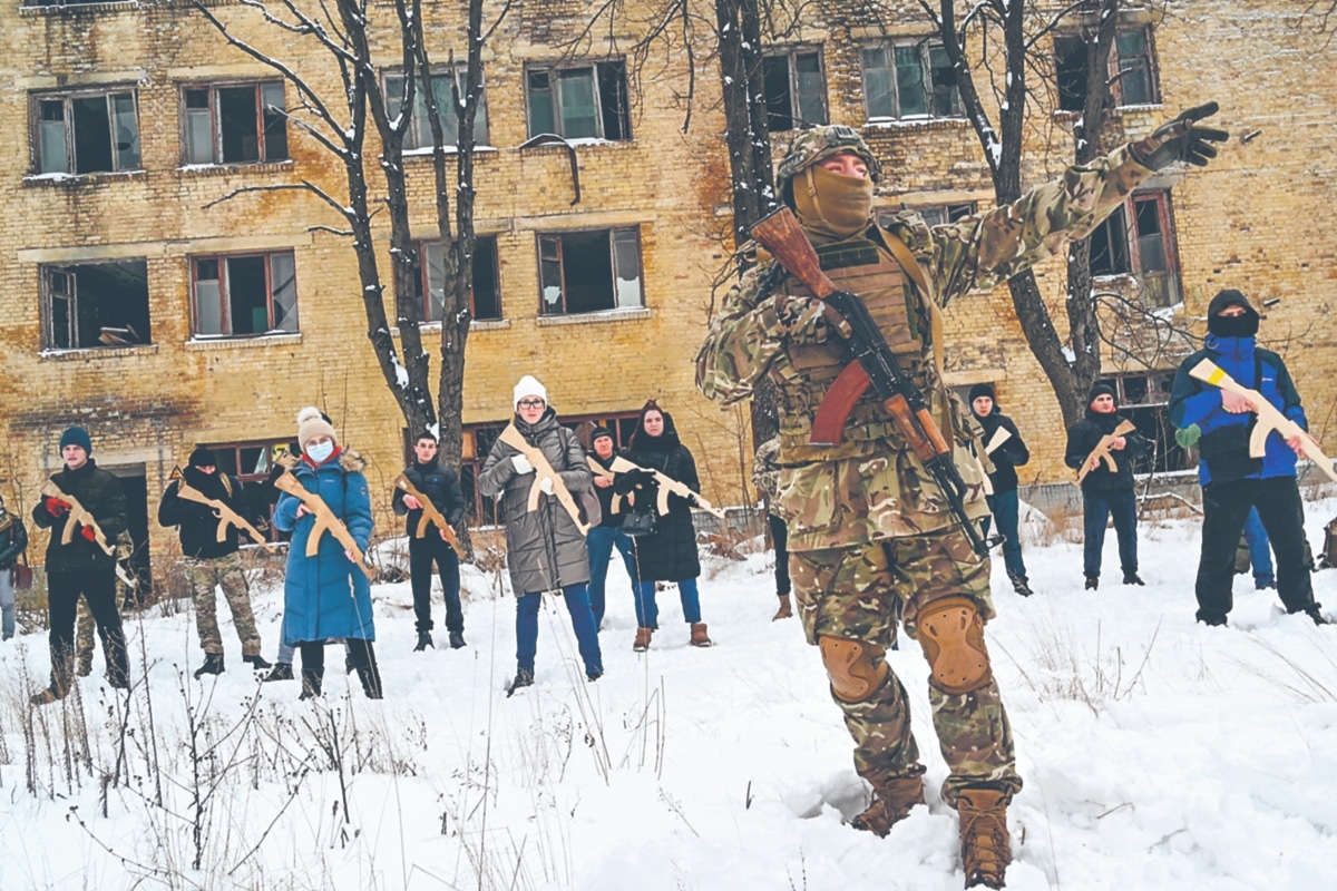 Entrenan a niños con réplicas de armas largas en Ucrania