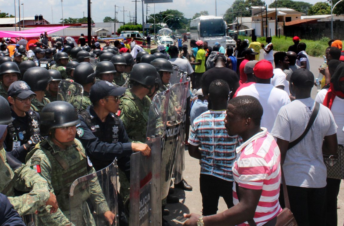 Migrantes haitianos y africanos se enfrentan a la Guardia Nacional