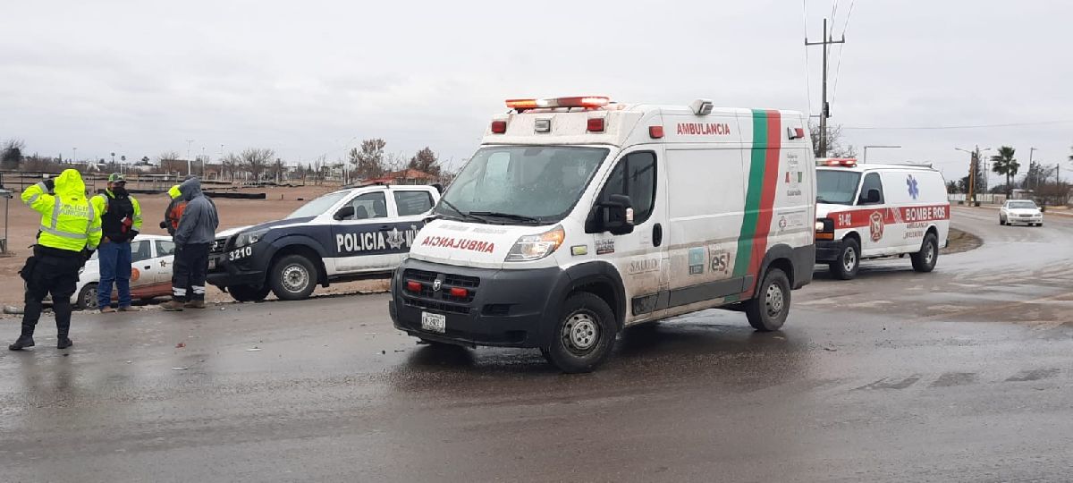 Chofer de ambulancia de la S.S. protagoniza choque por alcance