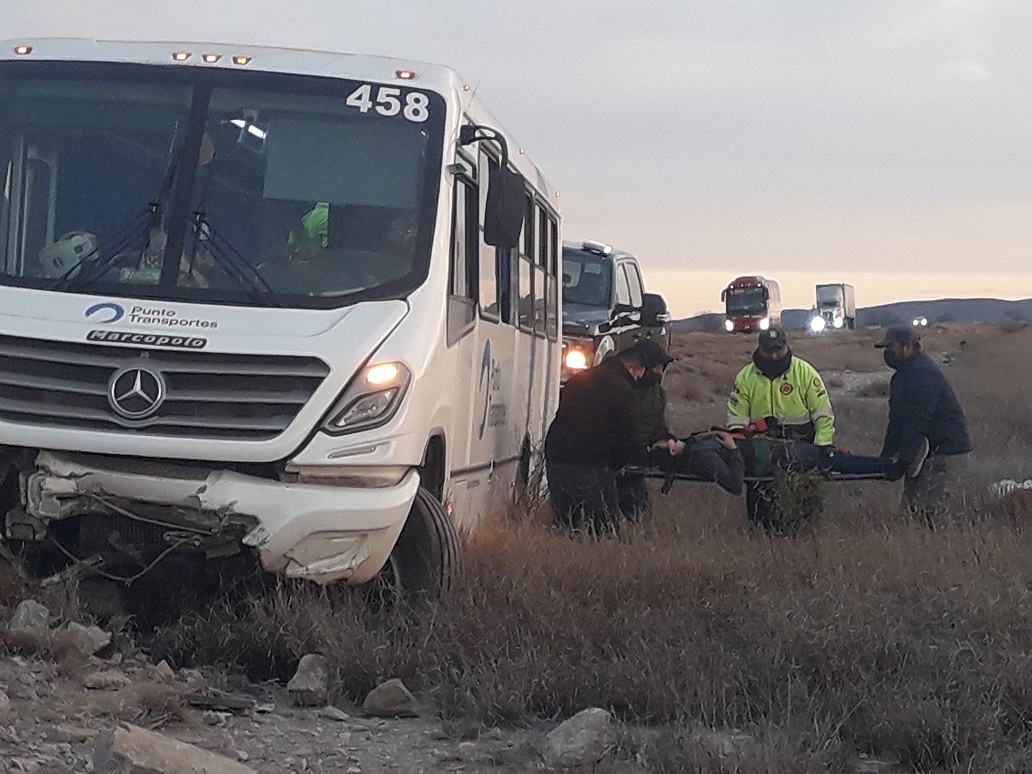 Operador de transporte de Jaropamex dormita al volante y provoca accidente que lesiona a 16 obreros