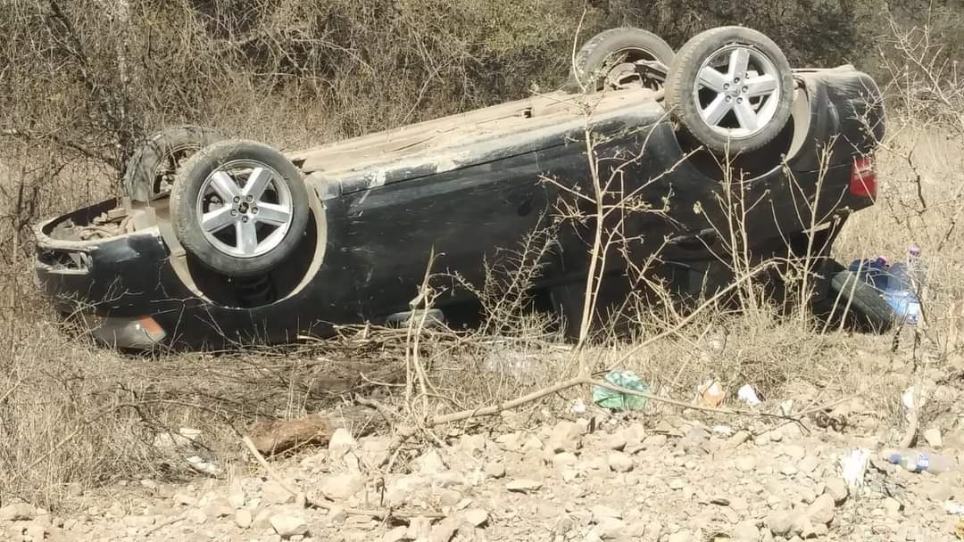 Madre e hija terminan lesionadas al volcar su vehículo