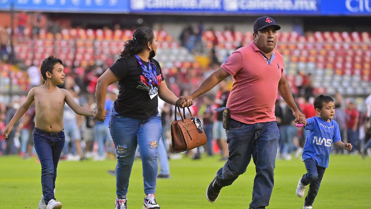 «La agresión fue dentro del estadio y la policía no hizo nada»: Chofer de porra del Atlas