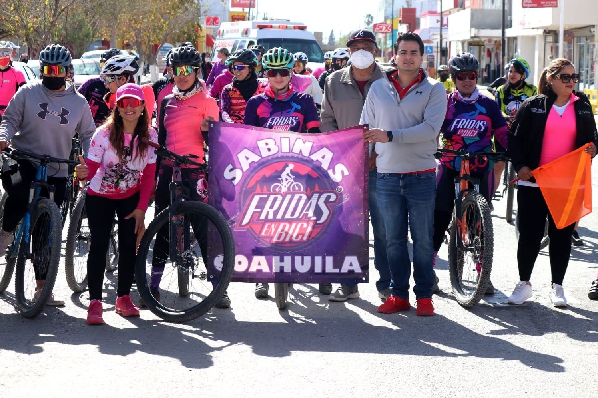 «Fridas» recorren calles de Sabinas en bicicleta y caminata