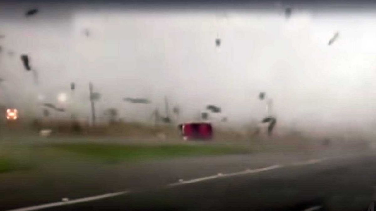 Captan paso de enorme tornado en Texas; la gente corre aterrada