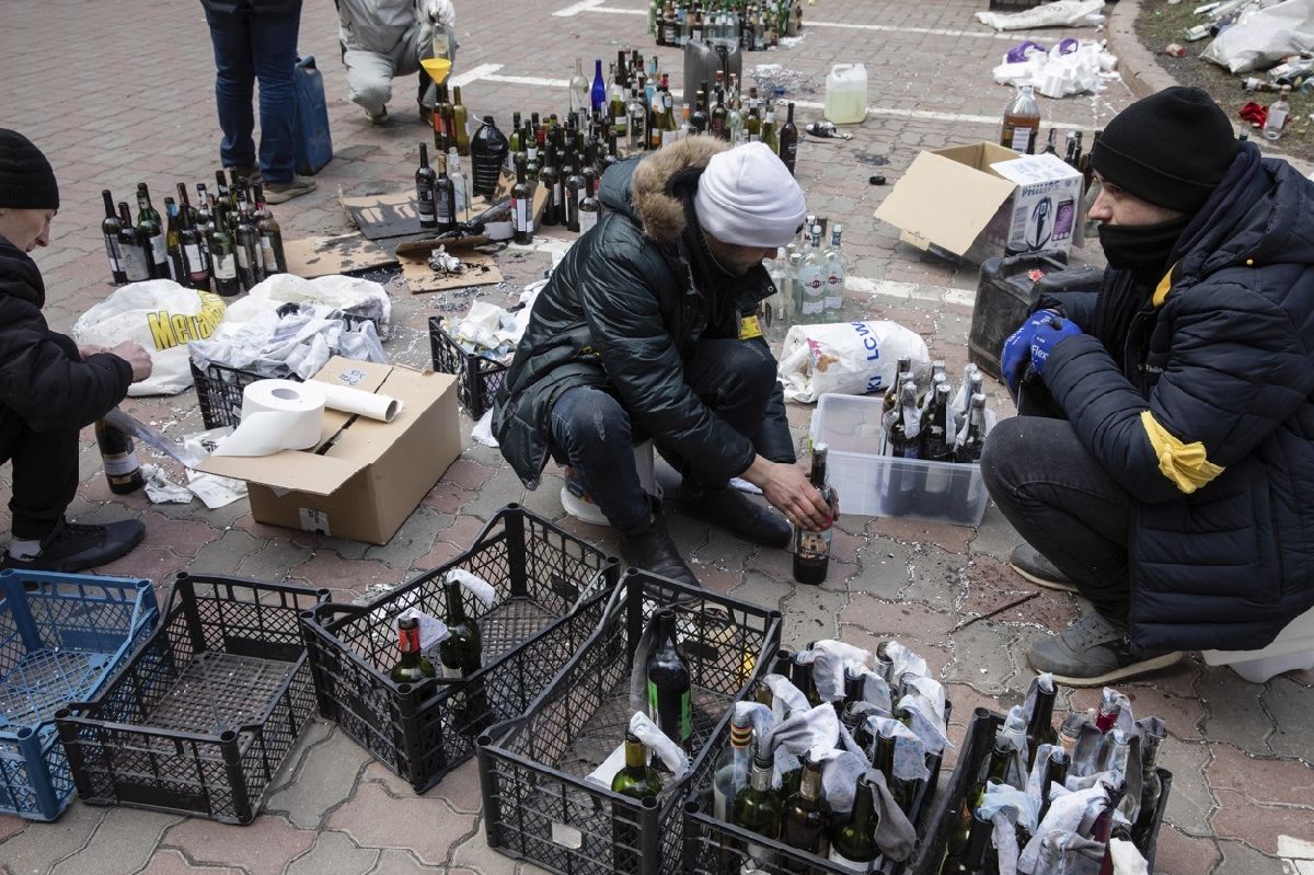 Con bombas molotov y AK-47, habitantes de Kiev esperan a los rusos