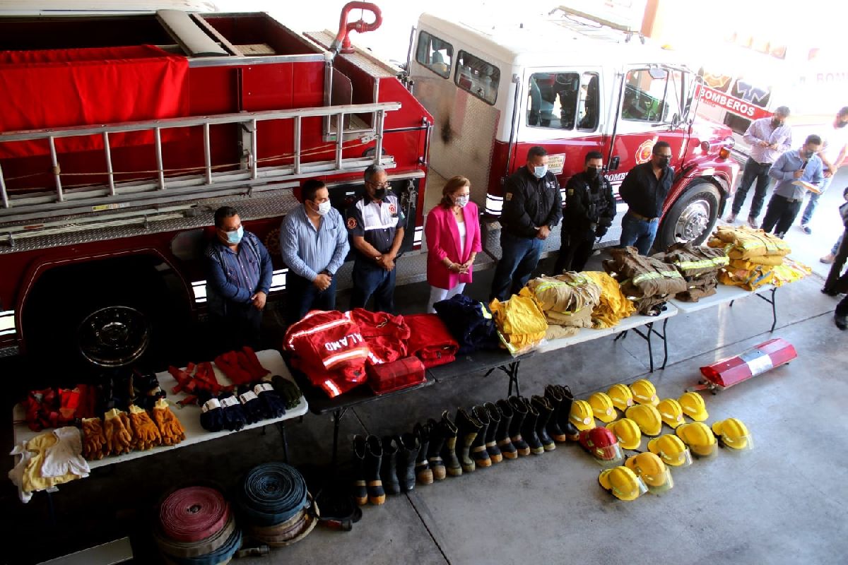 Entregan donativo a cuerpo de bomberos en Sabinas
