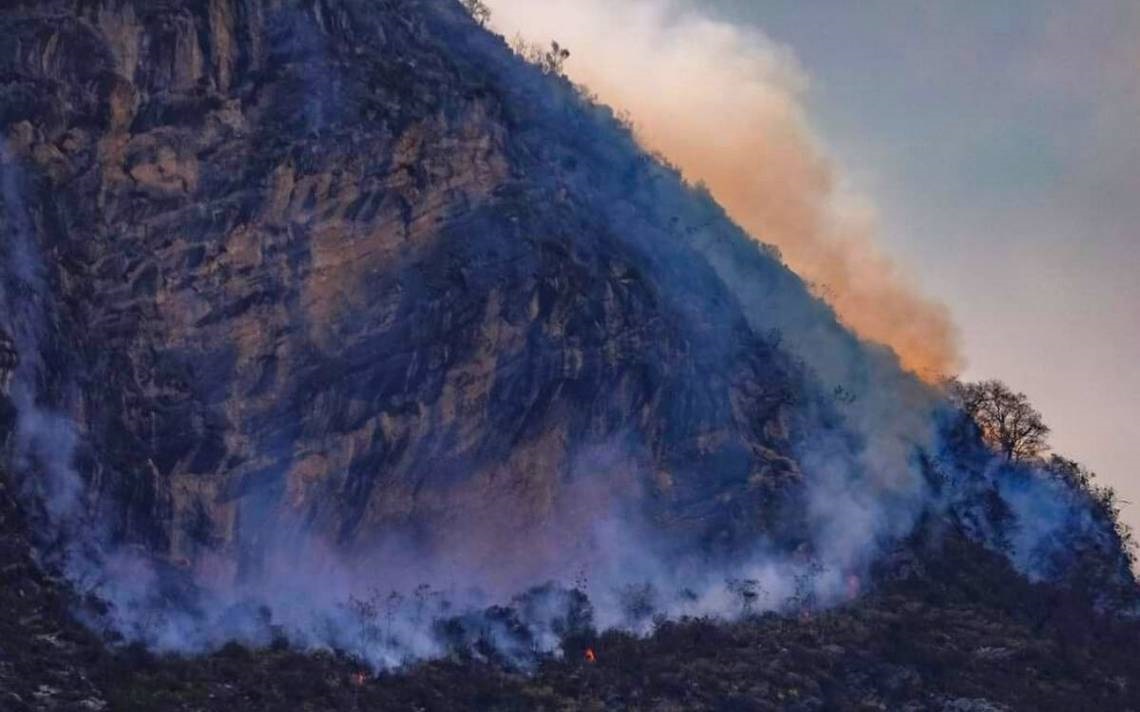 Fuertes vientos intensifican incendio en sierra de Santiago, Nuevo León