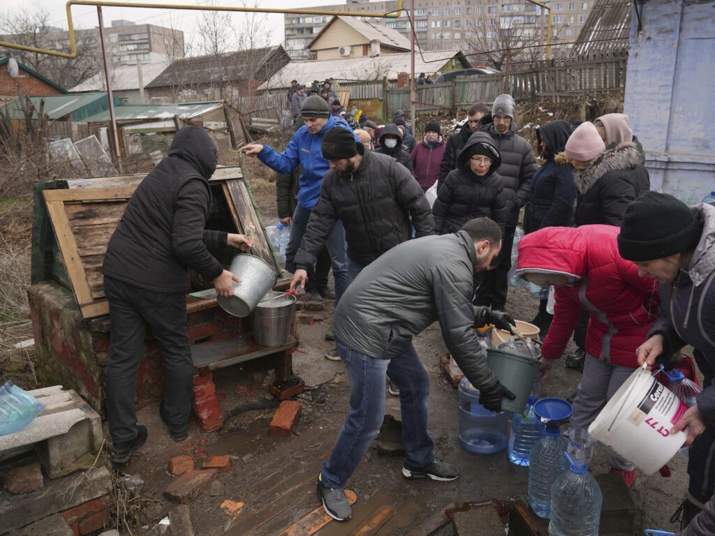 Habitantes de Mariúpol pelean por comida tras asedio ruso, denuncia Cruz Roja