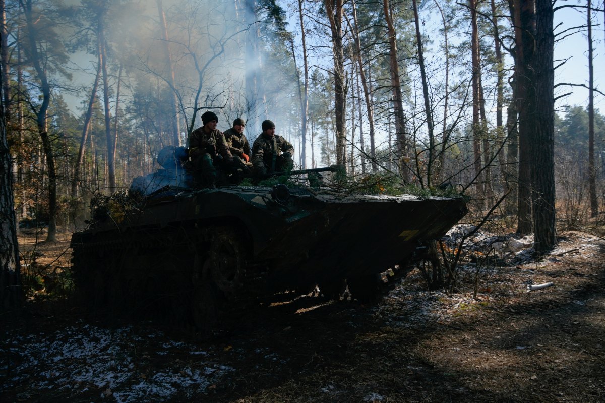 Las fuerzas rusas se desplazan al noreste de Kiev para rodear la capital