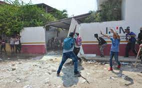 Migrantes destruyen oficinas de migración en Tapachula