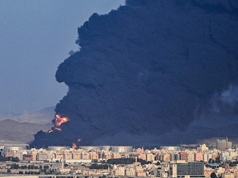 Rebeldes yemeníes atacan instalación petrolera de Yeda, en Arabia Saudita