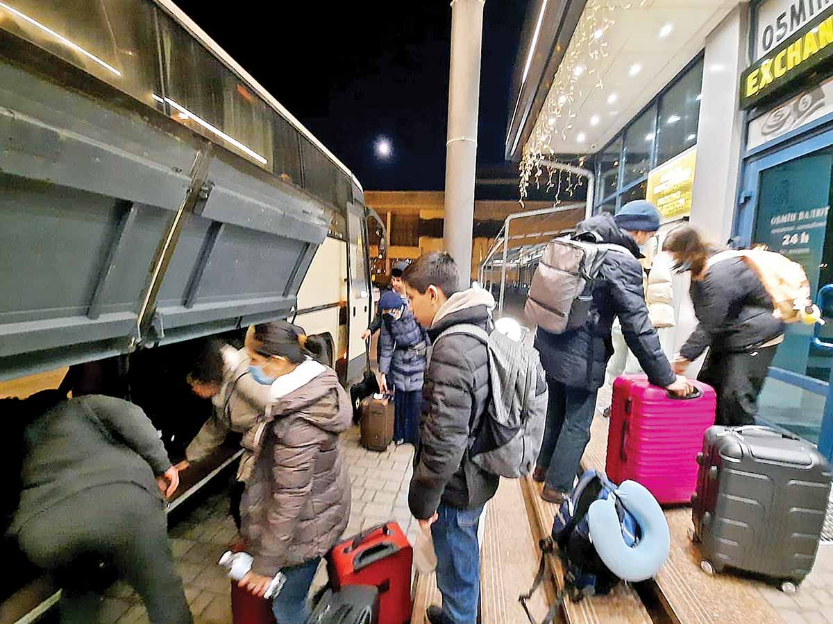 Rescatan a 20 mexicanos de Kiev, incluidos la embajadora y el cónsul