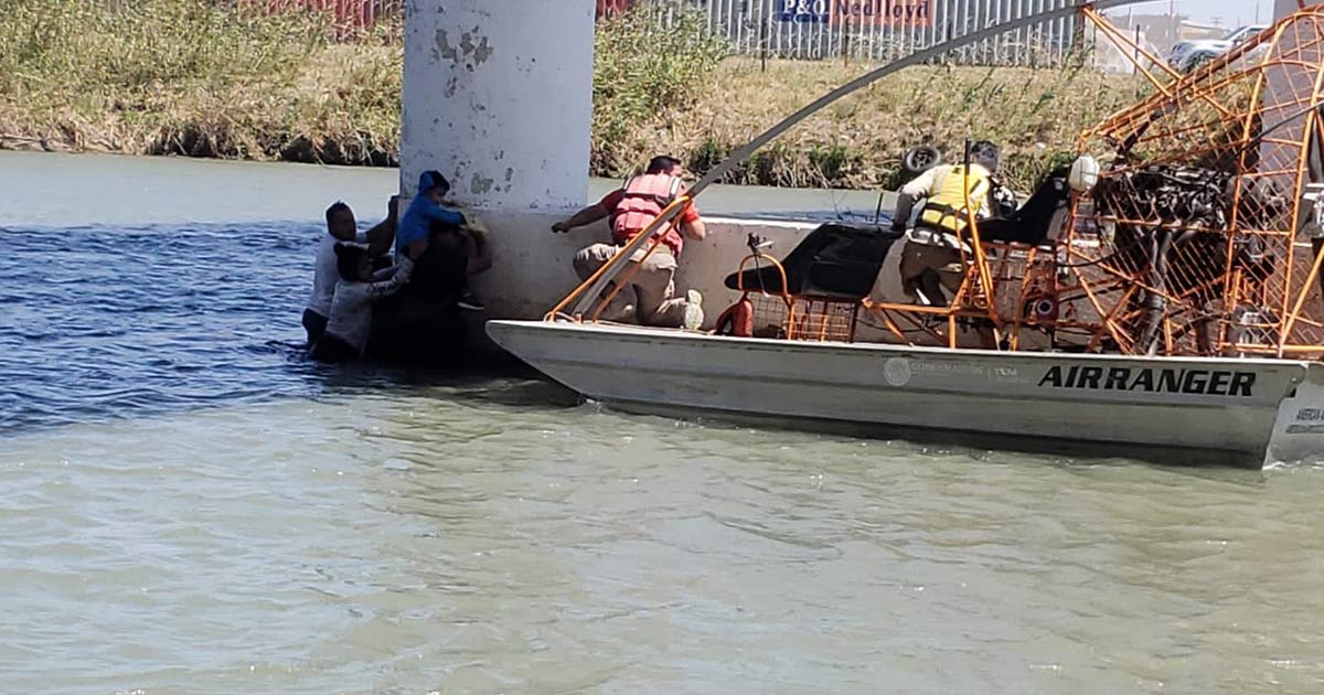 Rescatan a 14 migrantes atrapados en el Río Bravo y hallan 2 cadáveres