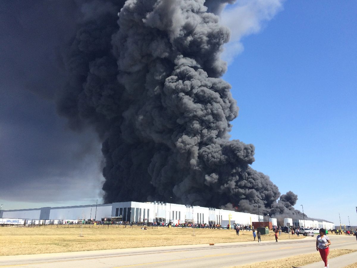 Se incendia centro de distribución de Walmart en Indianápolis