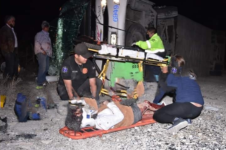 Volcadura de autobús deja una mujer muerta y 9 lesionados en la cuesta de las “Codornices”