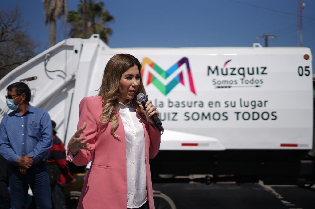 Entrega Tania Flores,  camiones recolectores de basura para Palaú