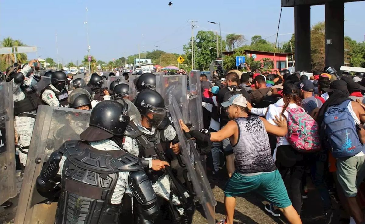 A golpes y empujones, caravana migrante pasa cerco de GN en Chiapas