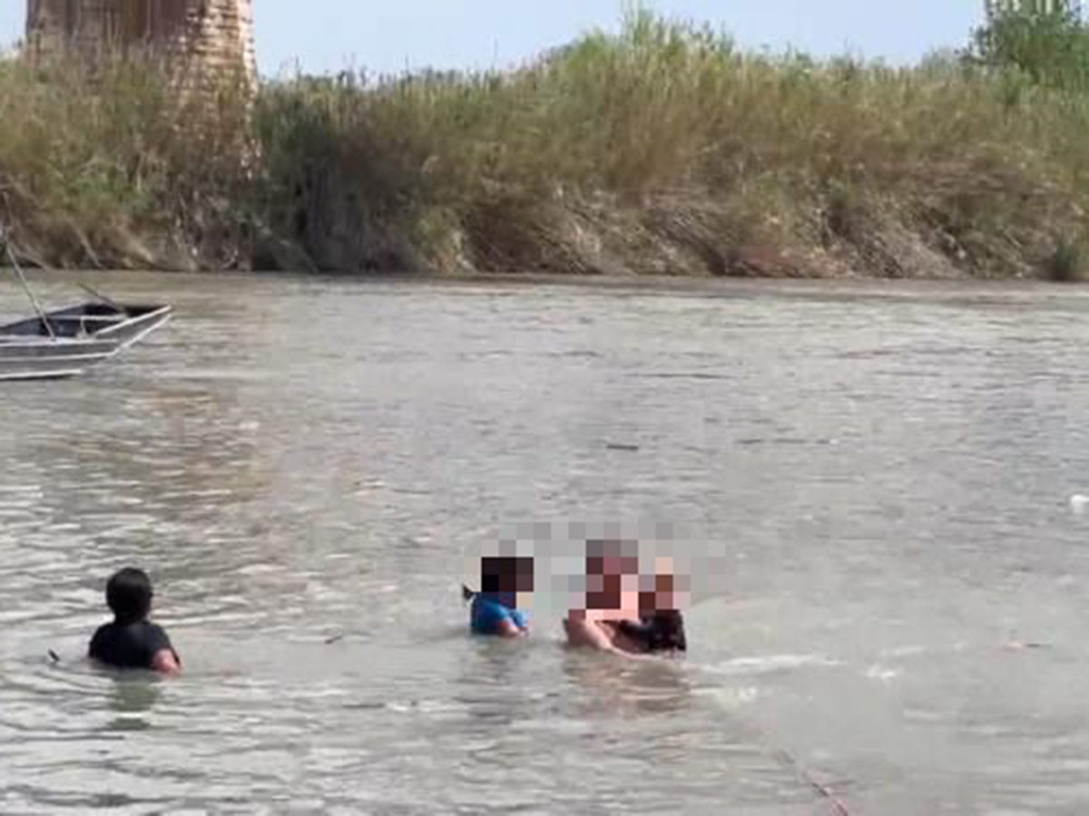 Cubanos intentan cruzar el Río Bravo y corriente los arrastra; un niño iba con ellos
