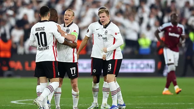 El Eintracht sigue perfecto en Europa y da un paso hacia la final