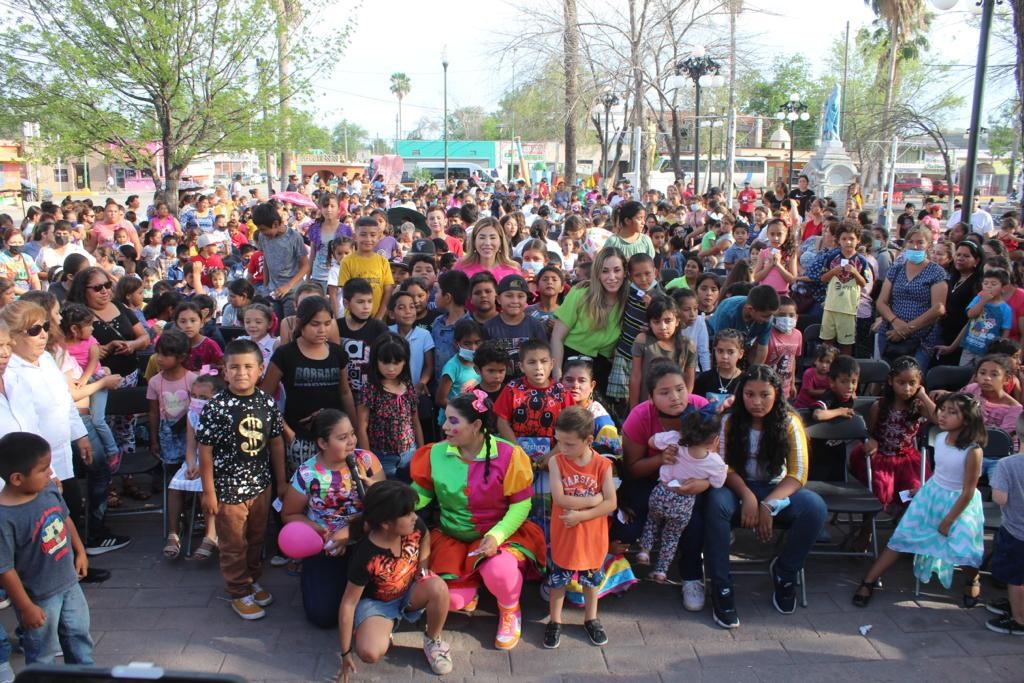 Festeja Alcaldesa Tania Flores a los niños de Rancherías, Palaú y Melchor Múzquiz.