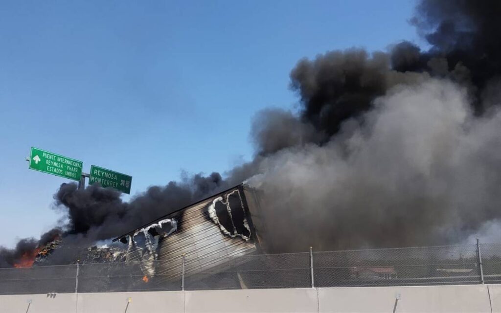 Prenden fuego a camiones de carga en puente internacional Reynosa-Pharr