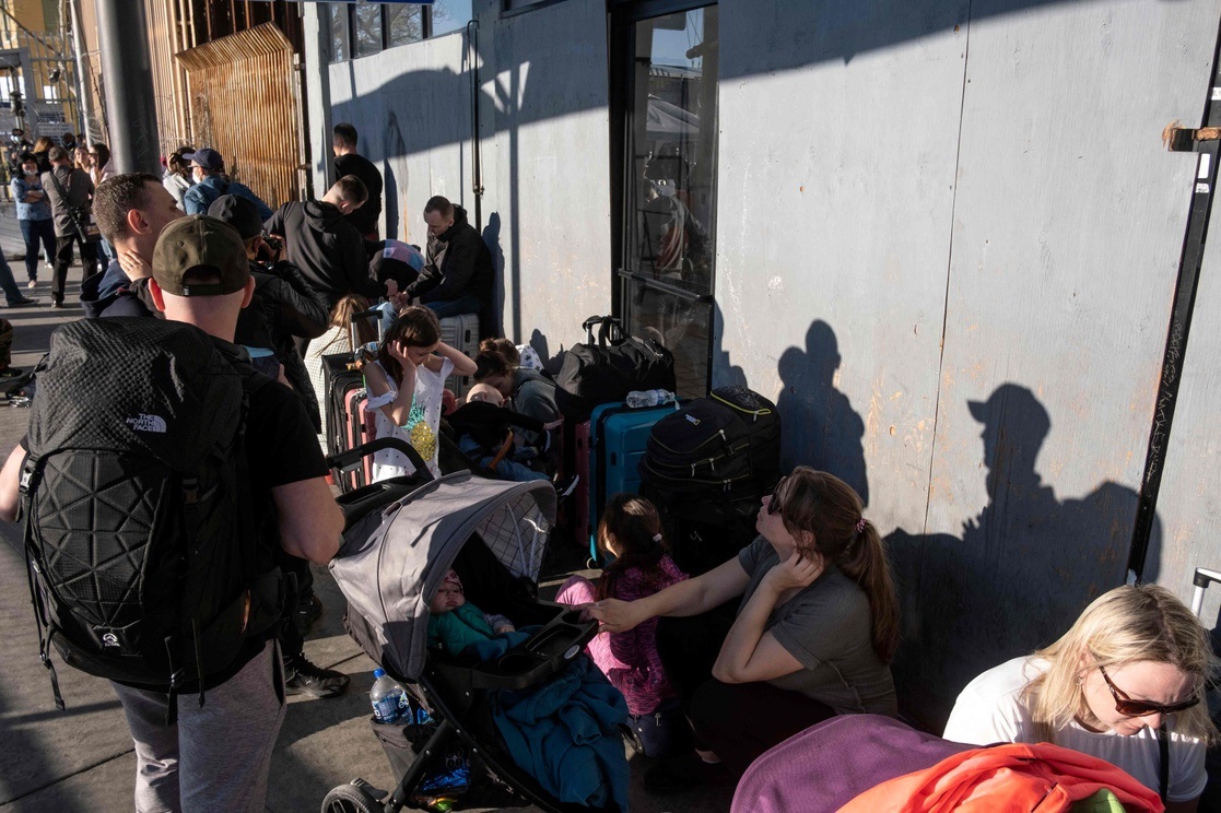 Unos 800 ucranios acampan en cruce Tijuana-San Diego para entrar a EU