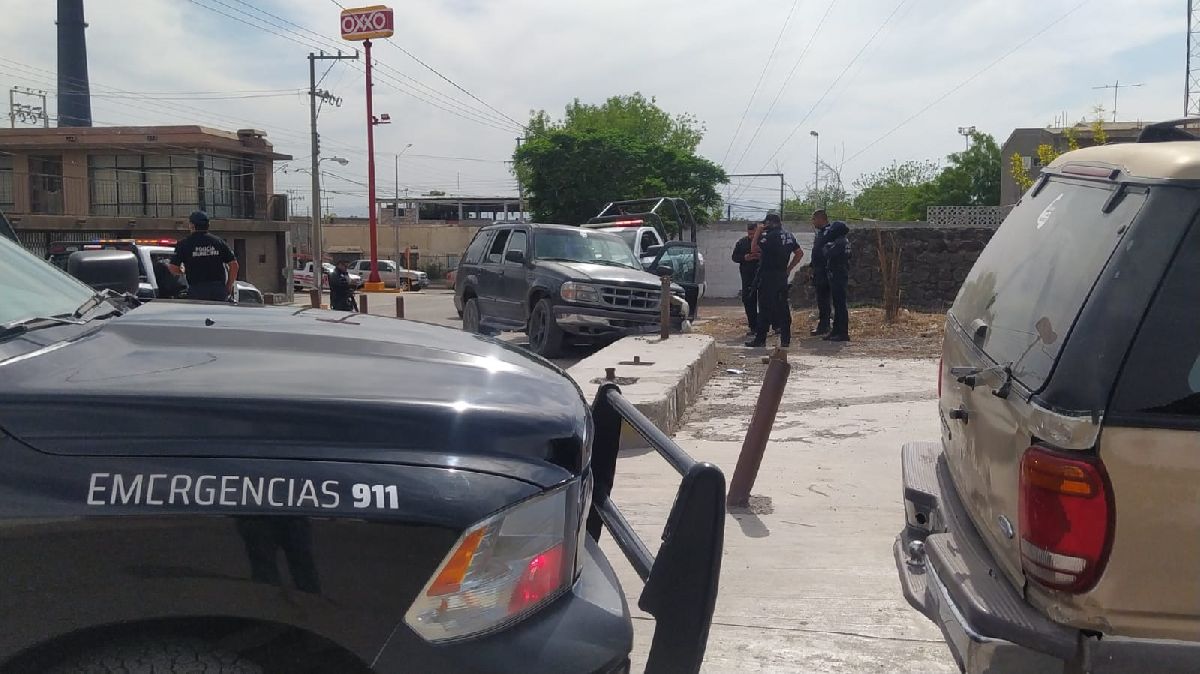 Cobarde conductor atropella a ex funcionario, huye y termina persecución policiaca en Sabinas
