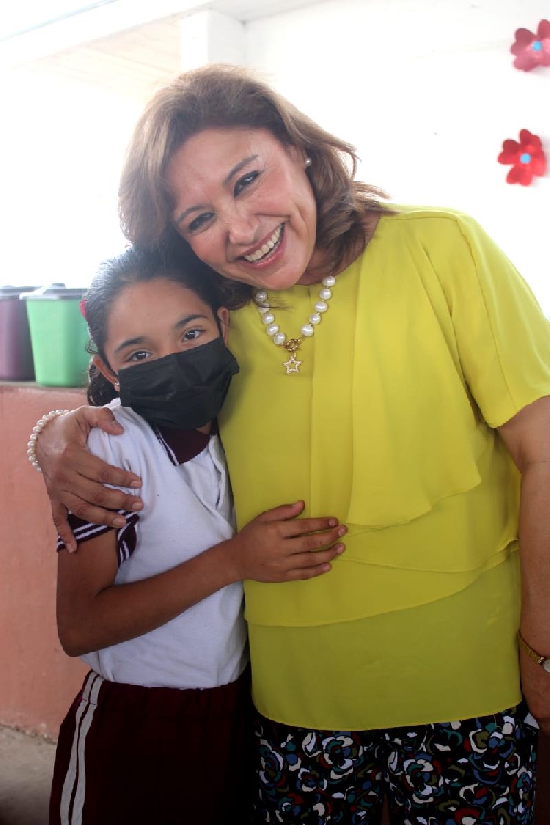 Alcaldesa de Sabinas respalda educación; entrega beneficios en escuela Adam A. Rocha