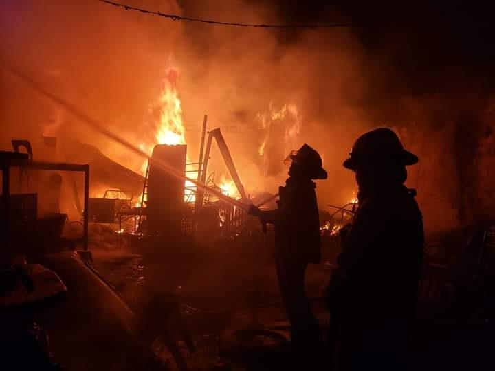Desconsoladas familias afectadas en triple incendio