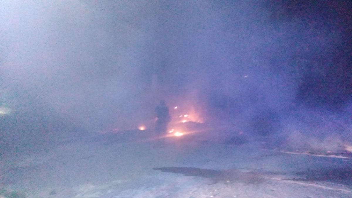 Bomberos sofoca incendio de pastizal en Mina Siete