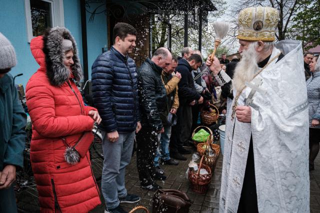 Ucrania celebra la Pascua ortodoxa bajo las bombas