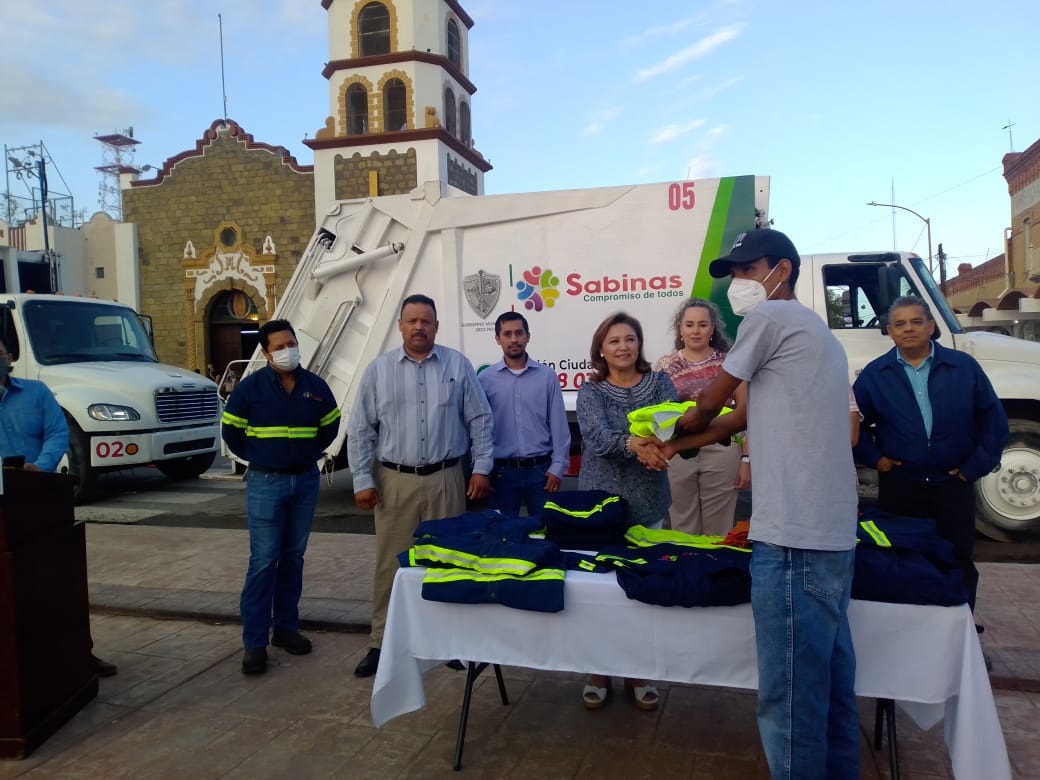 Entregó alcaldesa de Sabinas uniformes a trabajadores de servicios primarios