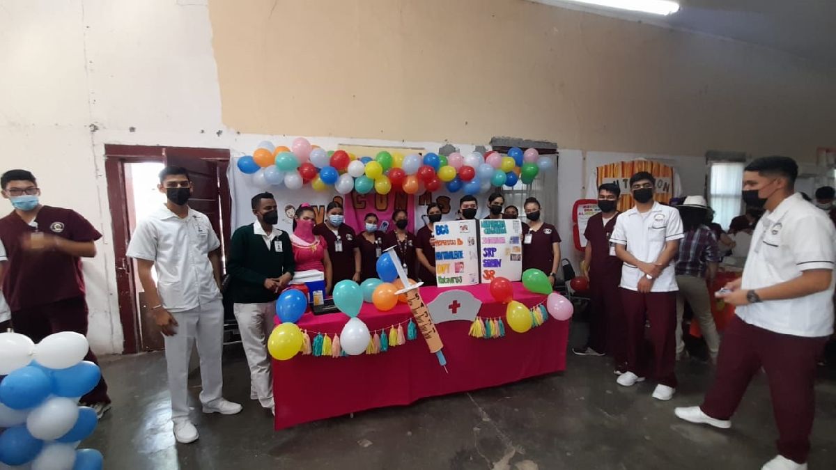 Feria infantil de la salud en escuela de Enfermería