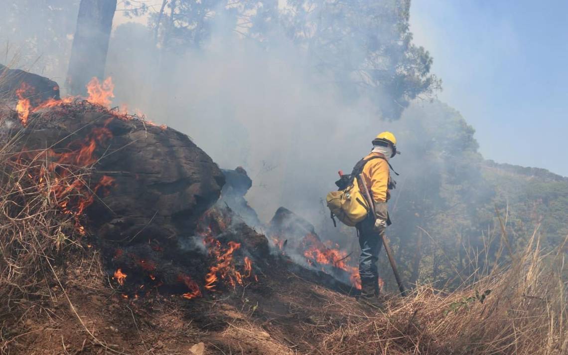 Fuera de control incendio forestal en Uruapan, Michoacán