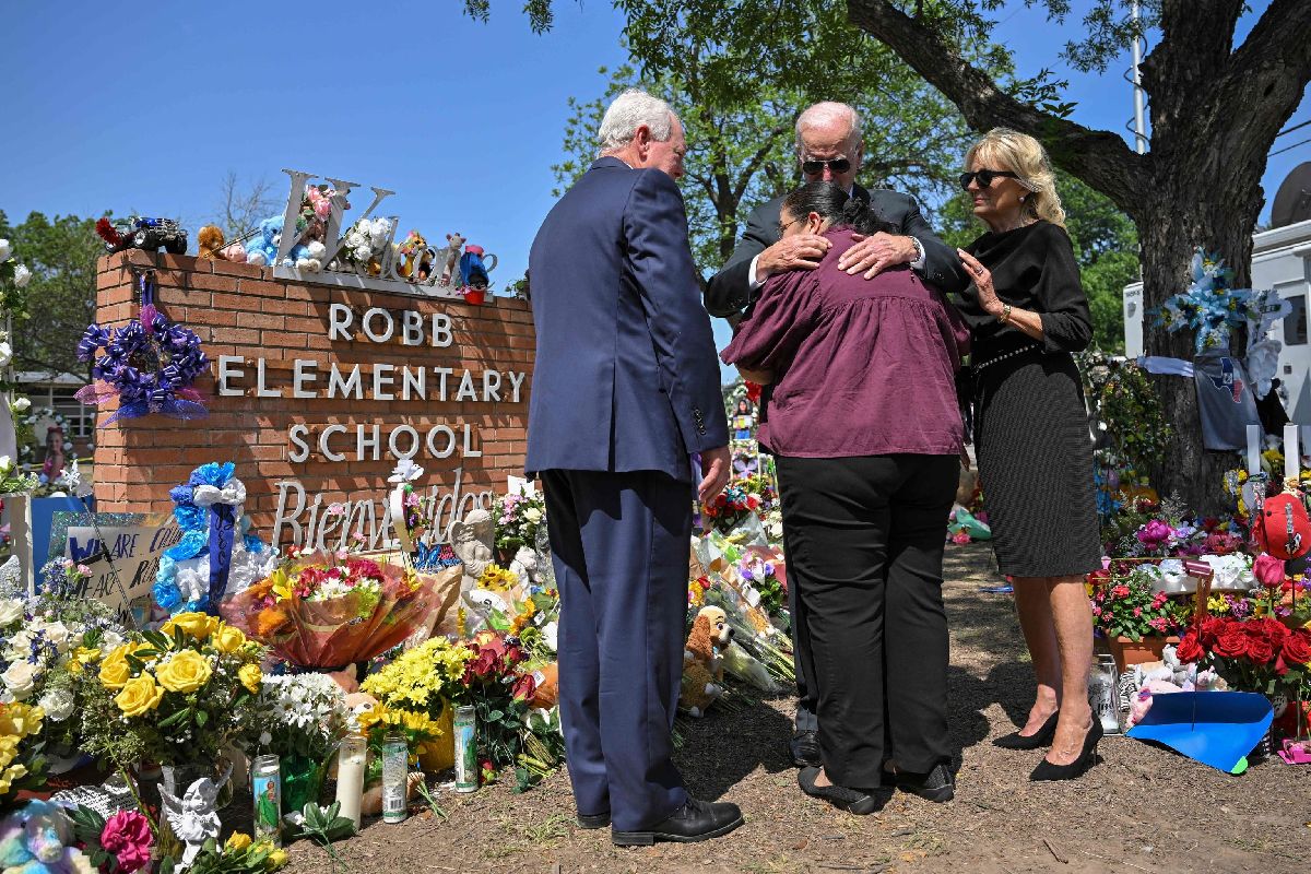 Los Biden visitan escuela en Uvalde y rinden tributo a víctimas de masacre