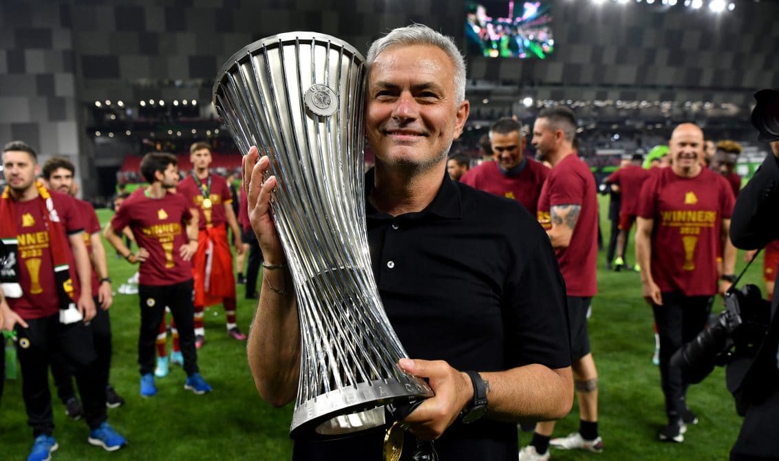 ¡Histórico! Mourinho se convirtió en el primer entrenador en ganar Champions, Europa y Conference League