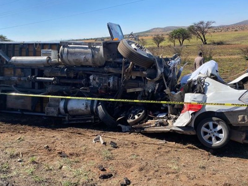 Mueren cinco personas en accidente carretero en Durango