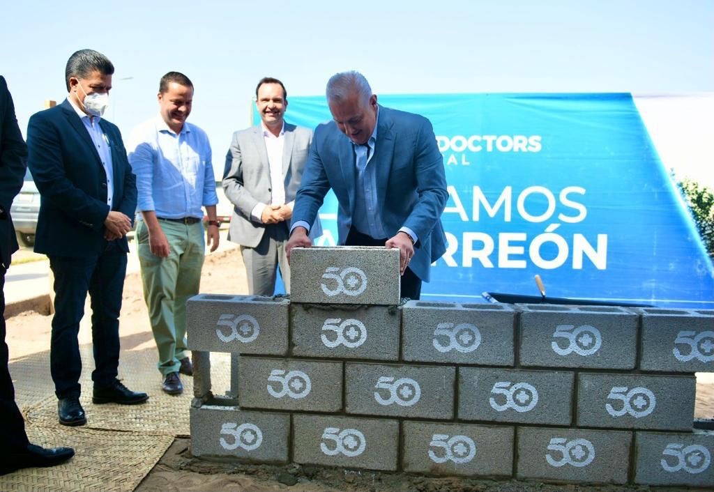Colocan primera piedra de complejo médico en Torreón