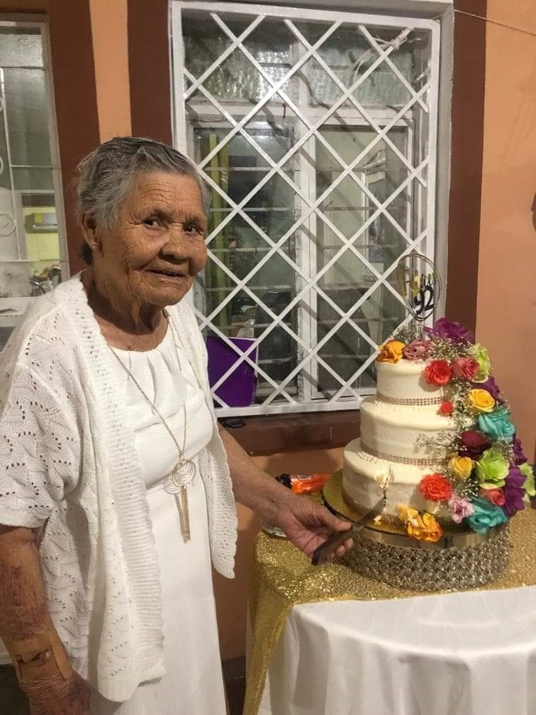 Doña Beatriz recibió bendiciones, cumplió 92 años