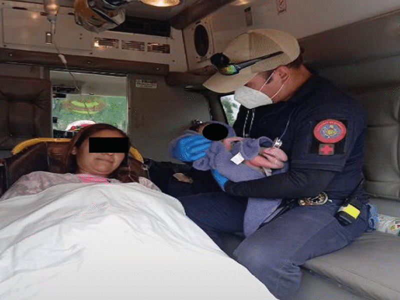 Mujer da a luz en plena ambulancia