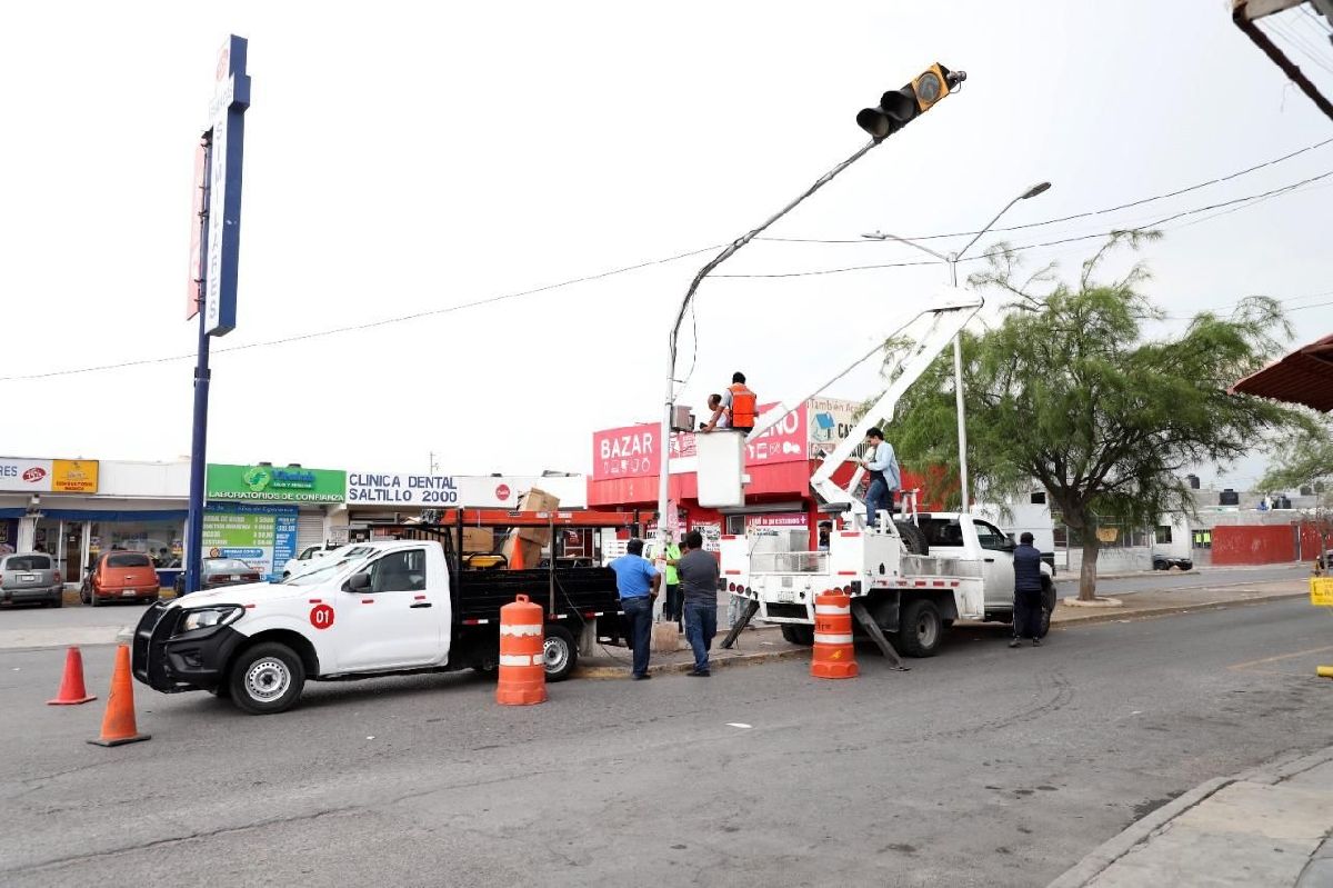 Da Municipio de Saltillo mantenimiento a semáforos