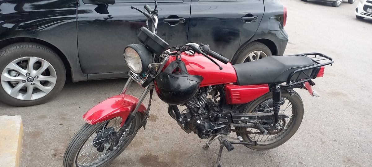 Ladrona rompe vidrio de domicilio para robar motocicleta