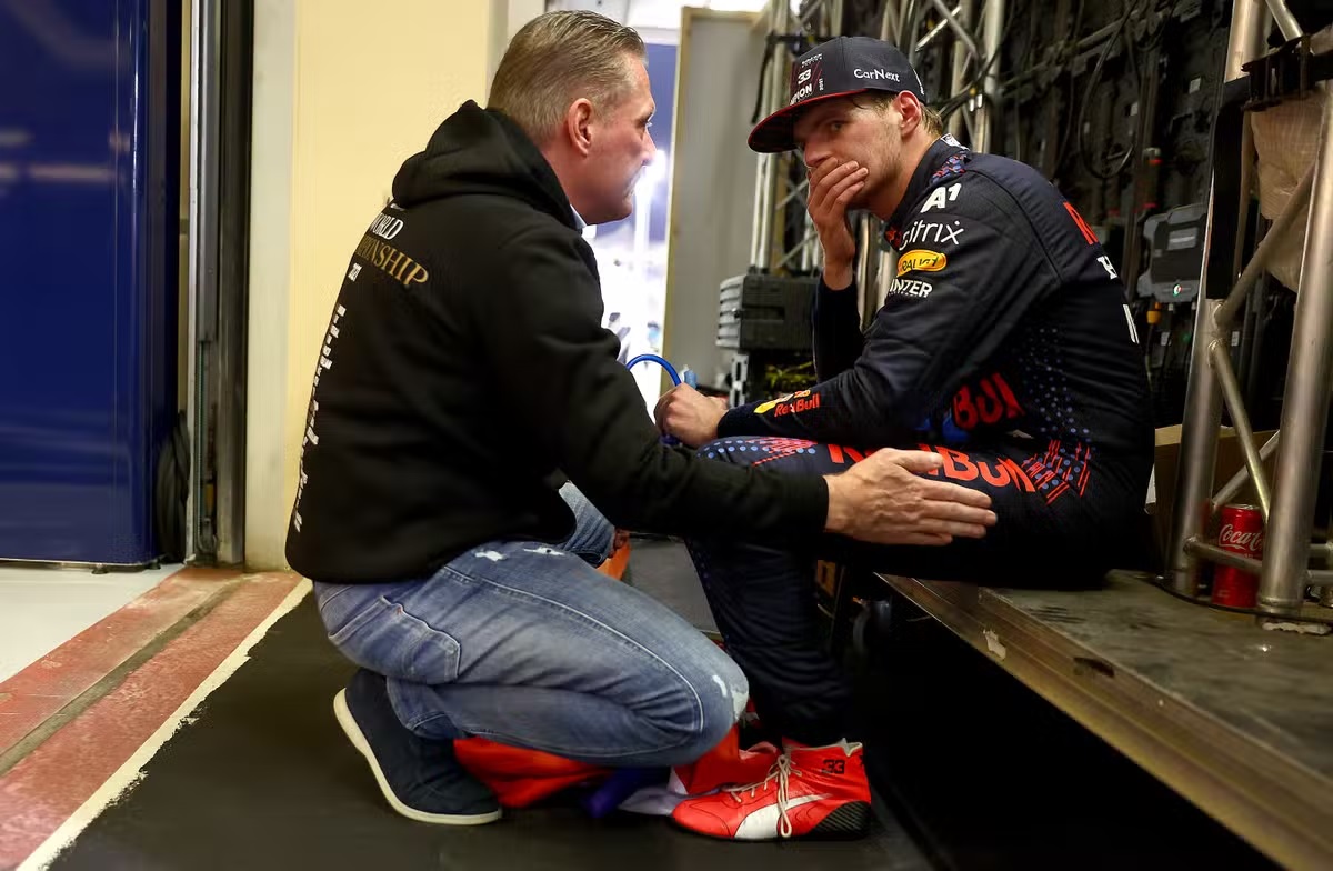 «Red Bull ayudó a Pérez y no al campeón», padre de Max Verstappen explotó contra Checo