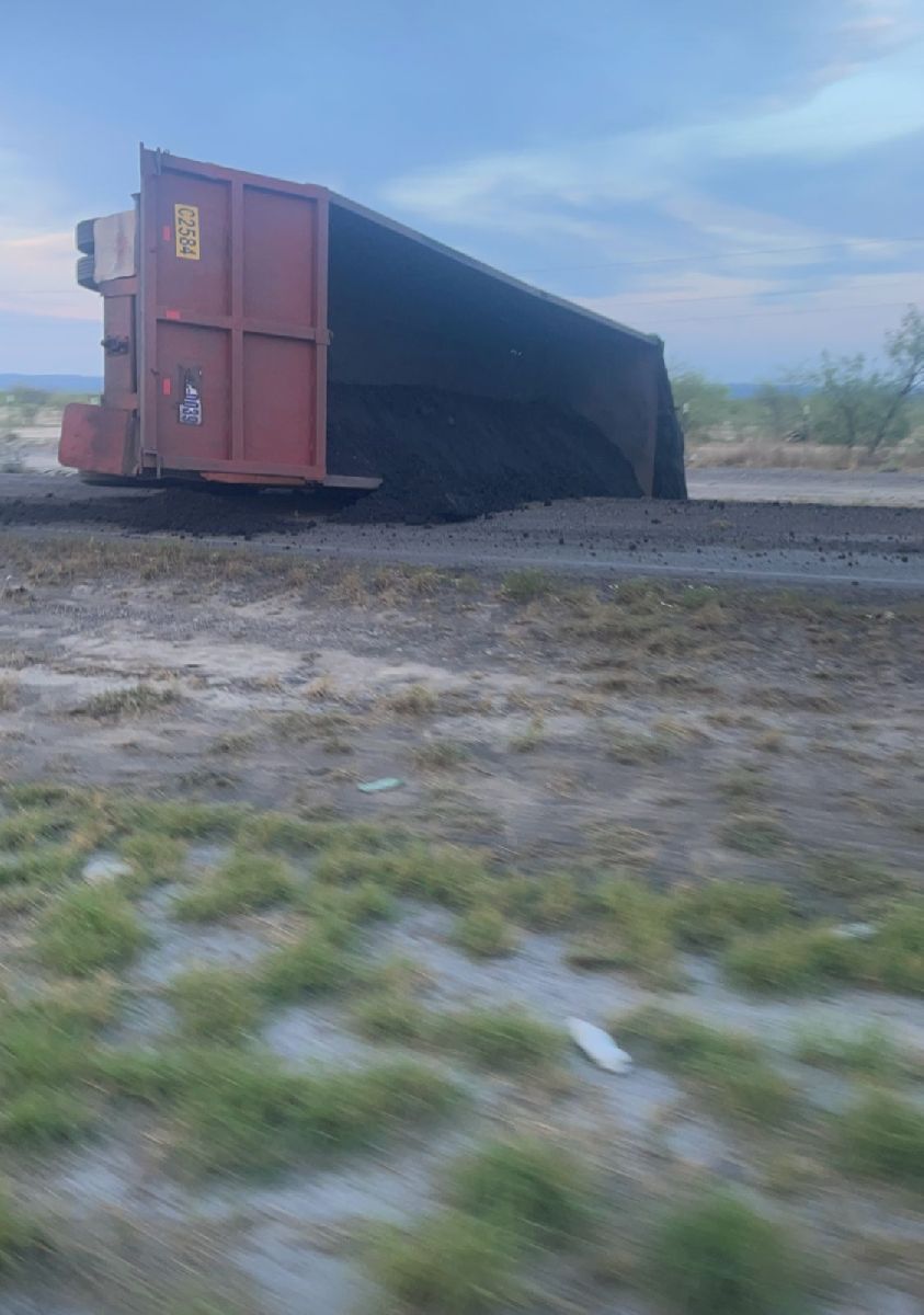 Vuelca chofer de camión carbonero por los estanques “Galván”